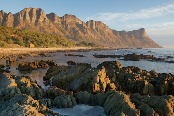 コーゲル ベイ ビーチ 表示 小石のビーチ と 夕焼け