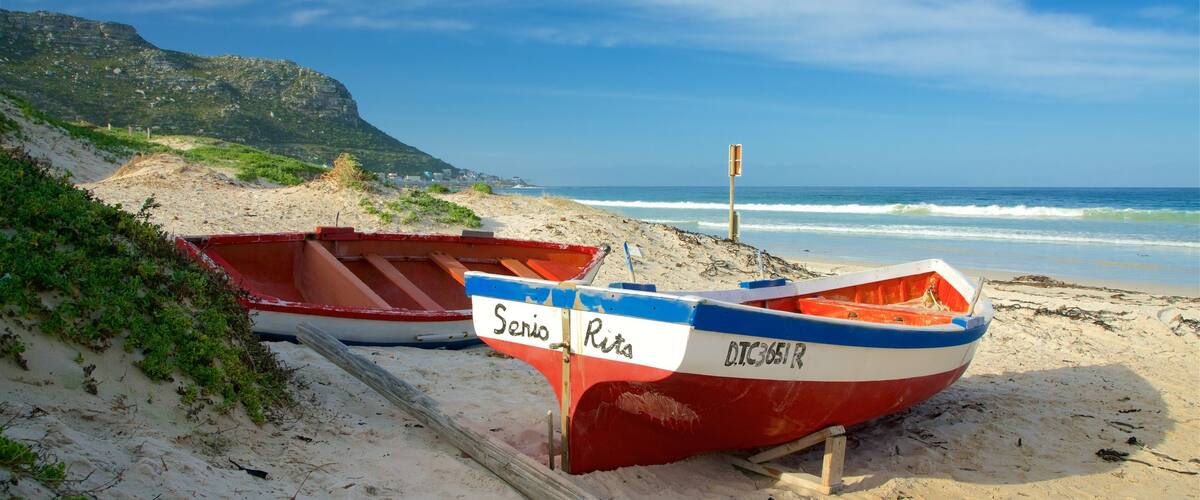 Plage de Fish Hoek montrant plage et kayak ou canoë