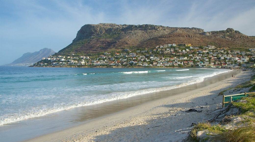 Plage de Fish Hoek mettant en vedette plage de sable et ville côtière