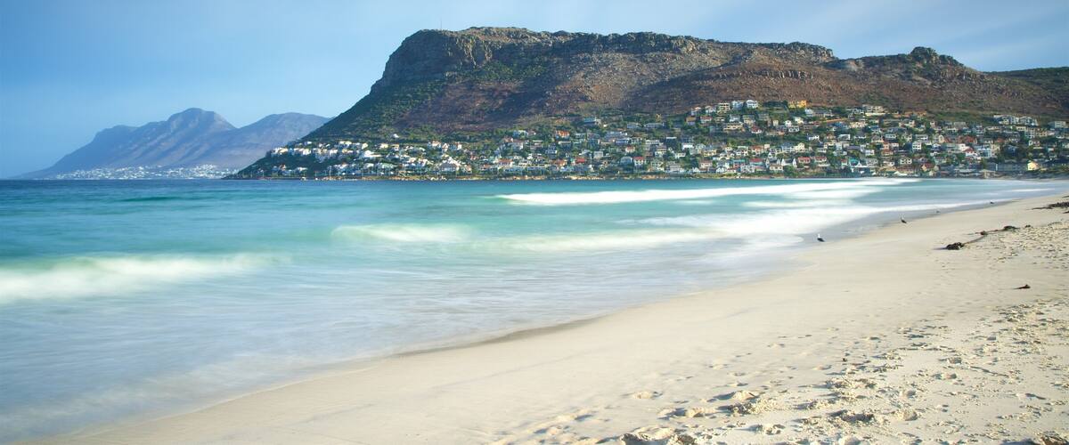 Fish Hoek Beach johon kuuluu rannikkokaupunki ja hiekkaranta
