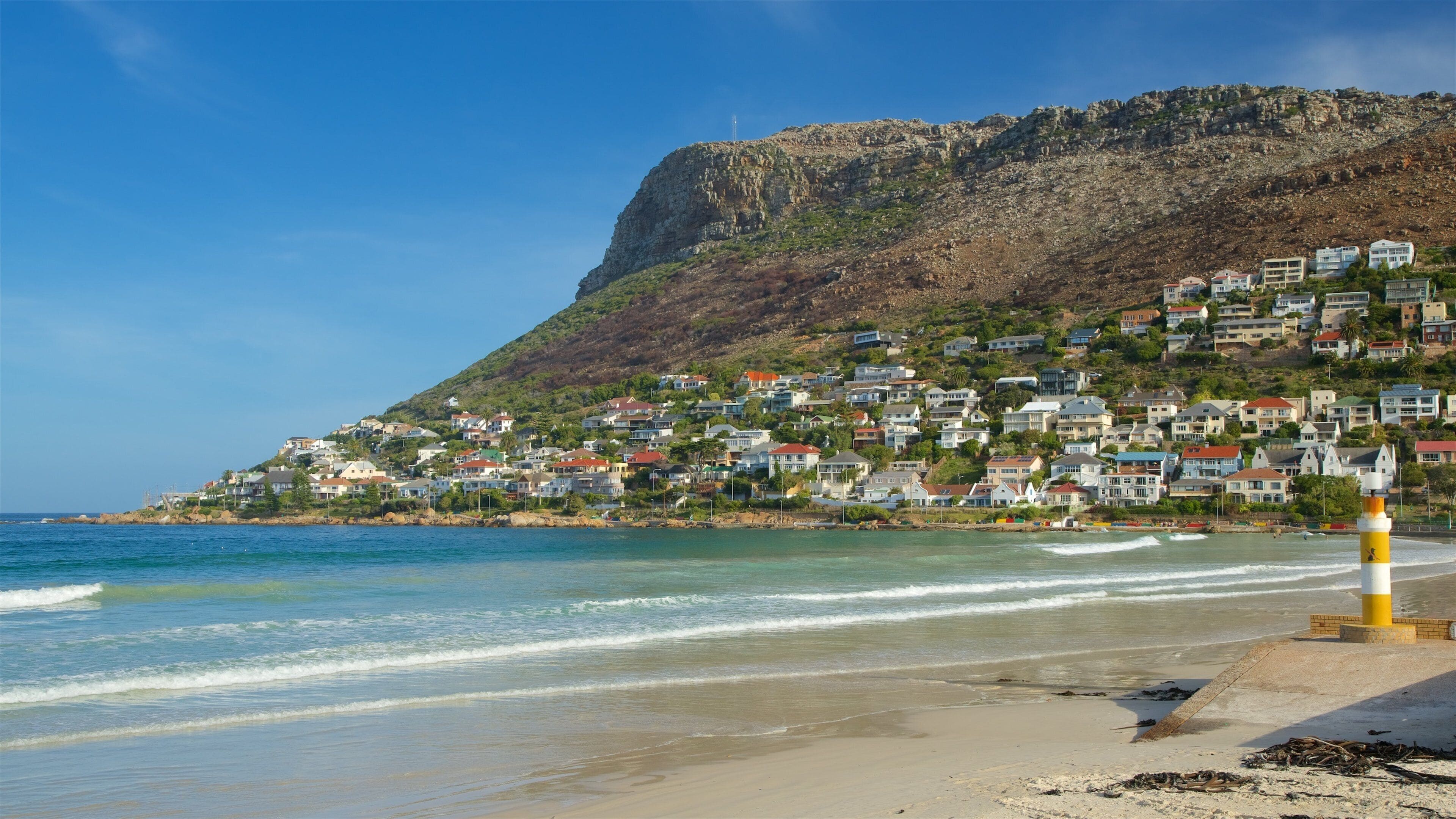 Playa de Fish Hoek ofreciendo una playa de arena y una ciudad costera
