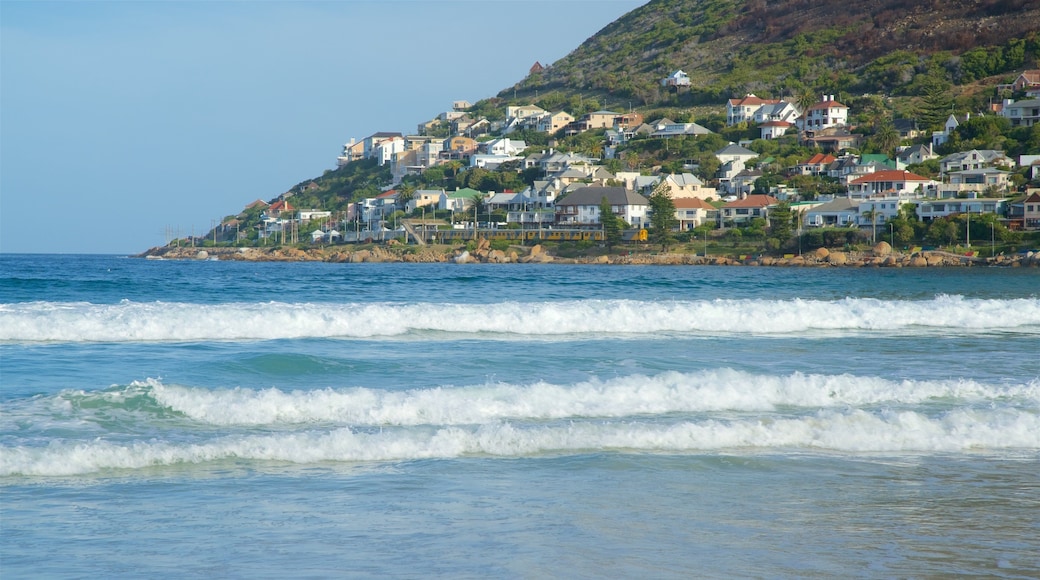 Plage de Fish Hoek montrant surf et ville côtière
