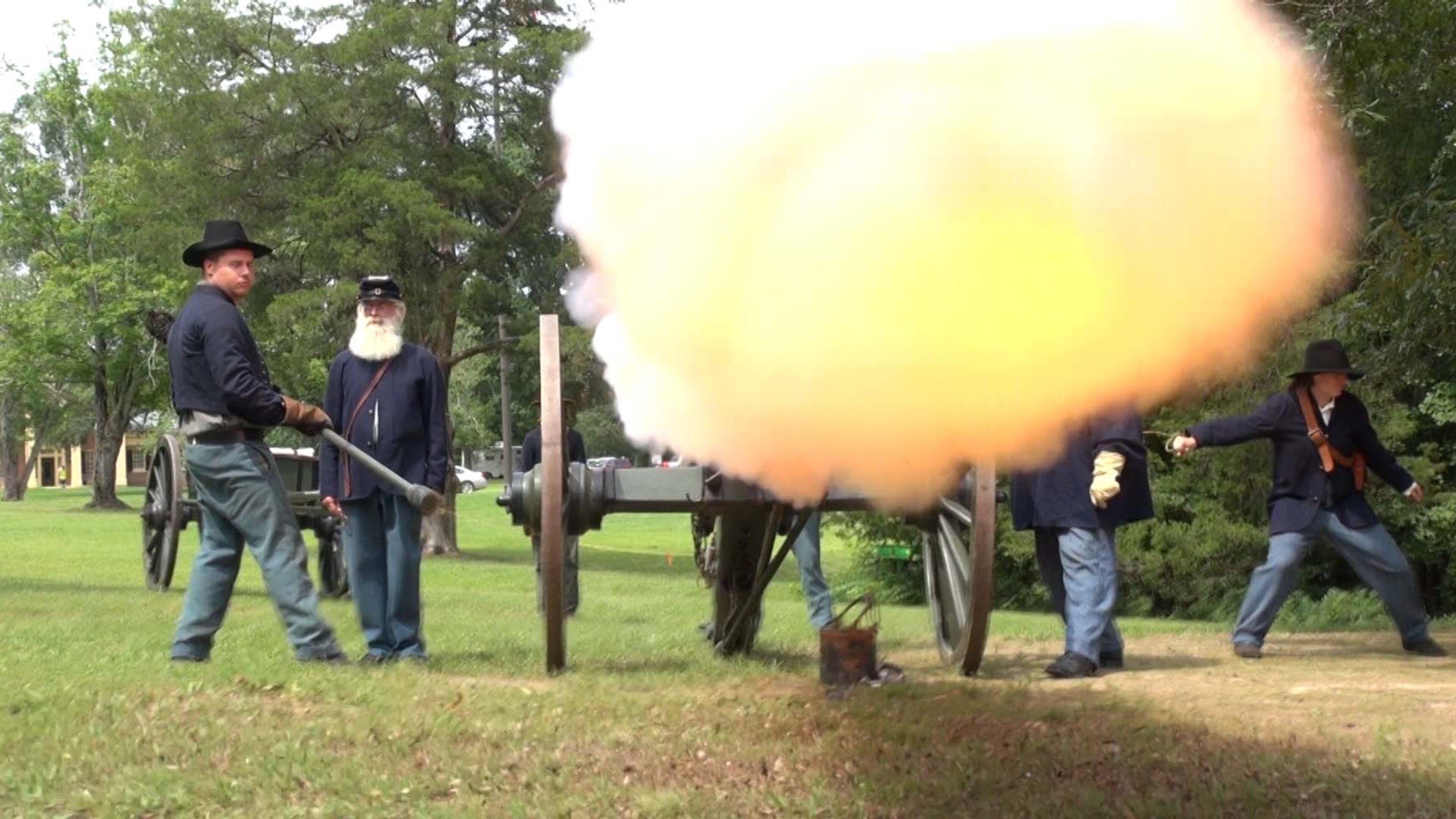 Shiloh National Military Park mit einem Performance-Kunst und Militärisches sowie kleine Menschengruppe