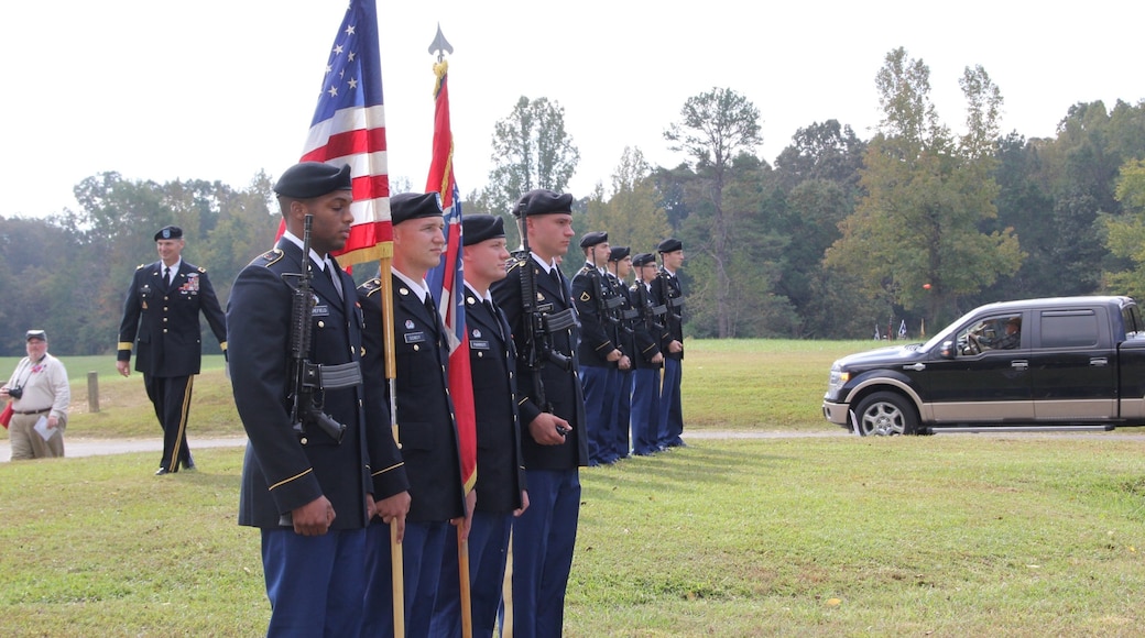Shiloh National Military Park que incluye un parque y artículos militares y también un grupo pequeño de personas