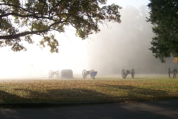 Shiloh National Military Park montrant brume ou brouillard, articles militaires et patrimoine historique
