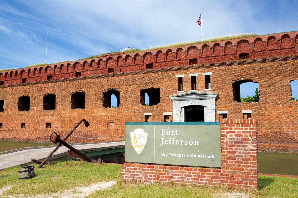 Fort Jefferson, tiilestä rakennettu linnoitus, jossa on kaarikkunaikkunat ja lipputanko.