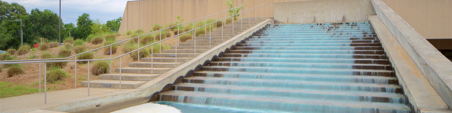 Flint RiverQuarium showing a fountain