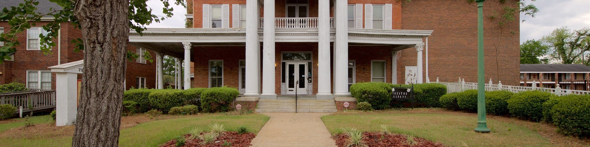 Theater Albany featuring a house
