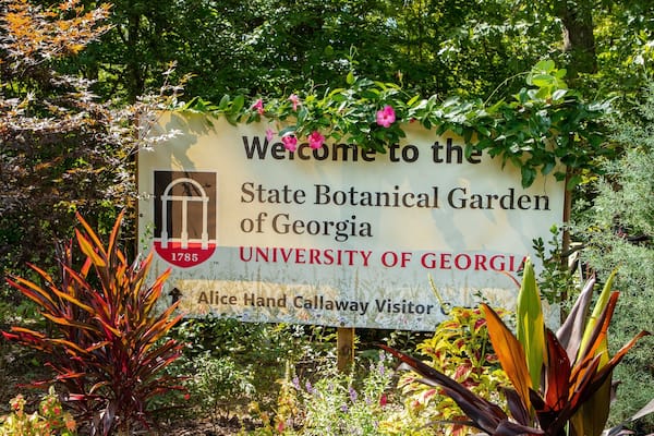 Ein Schild empfängt Besucher im Botanischen Garten des Bundesstaates Georgia an der University of Georgia.