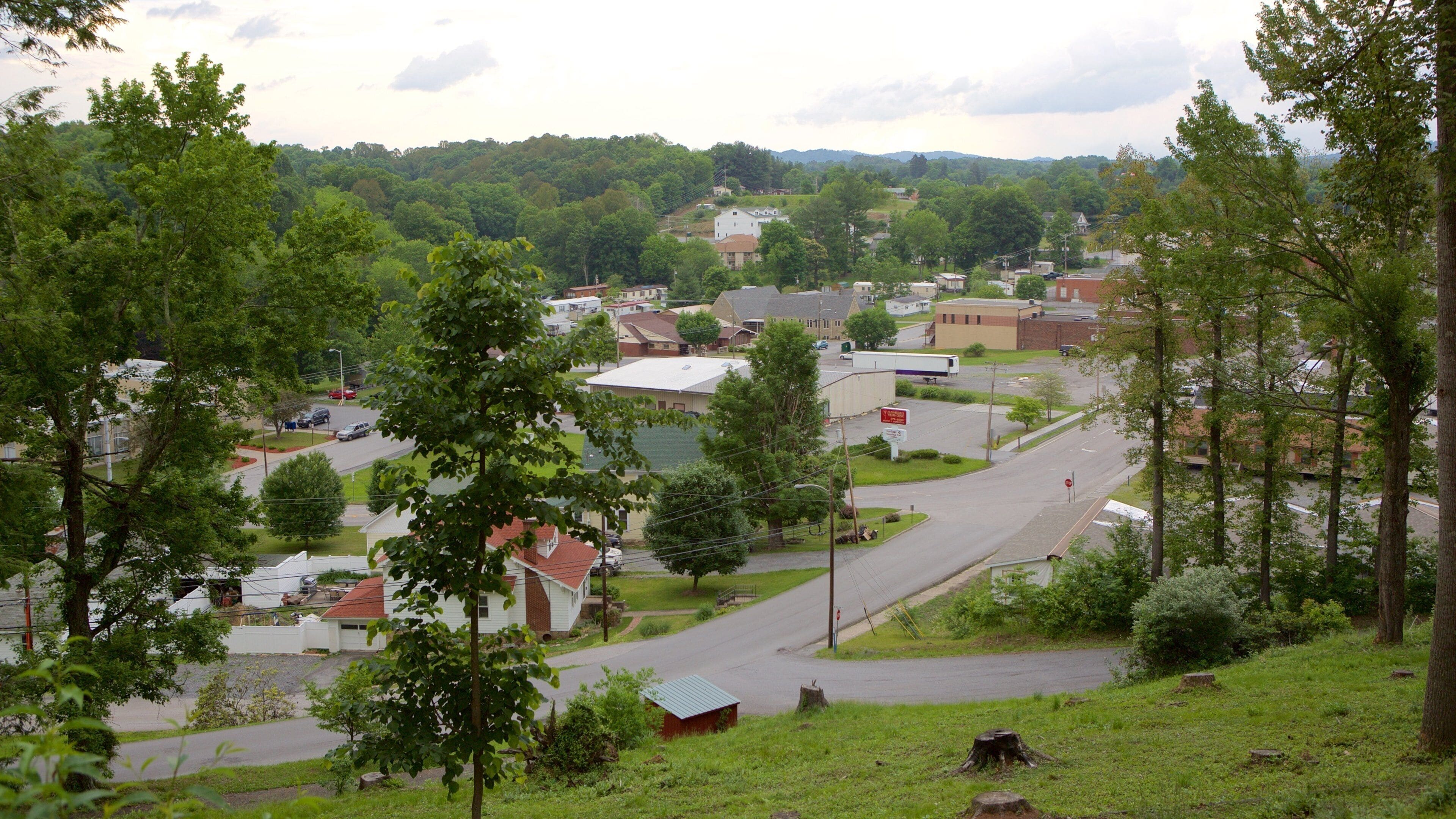 Summersville có tính năng công viên và thị trấn nhỏ