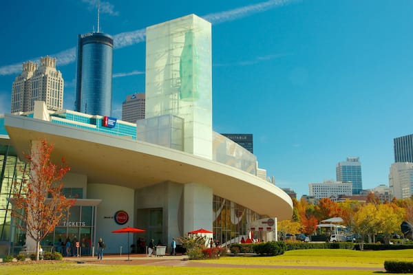 World of Coca Cola mostrando un rascacielos, una ciudad y distrito financiero central