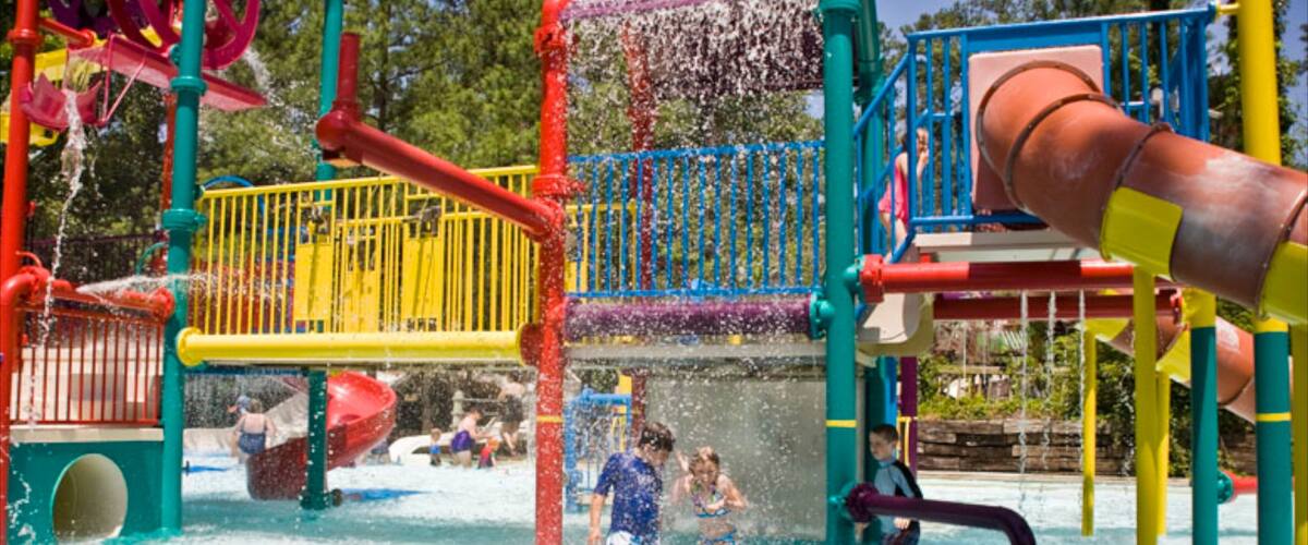 六旗 White Water 水上樂園 设有 運動場, 水上樂園 和 騎乘