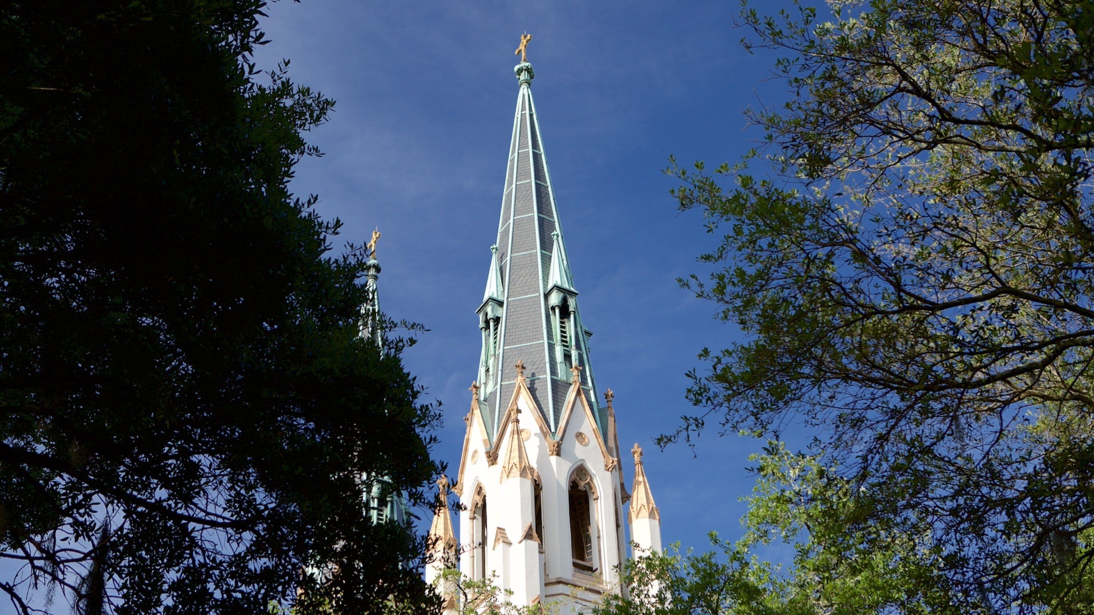 Cathedral of St. John the Baptist mostrando arquitectura patrimonial, elementos religiosos y una iglesia o catedral