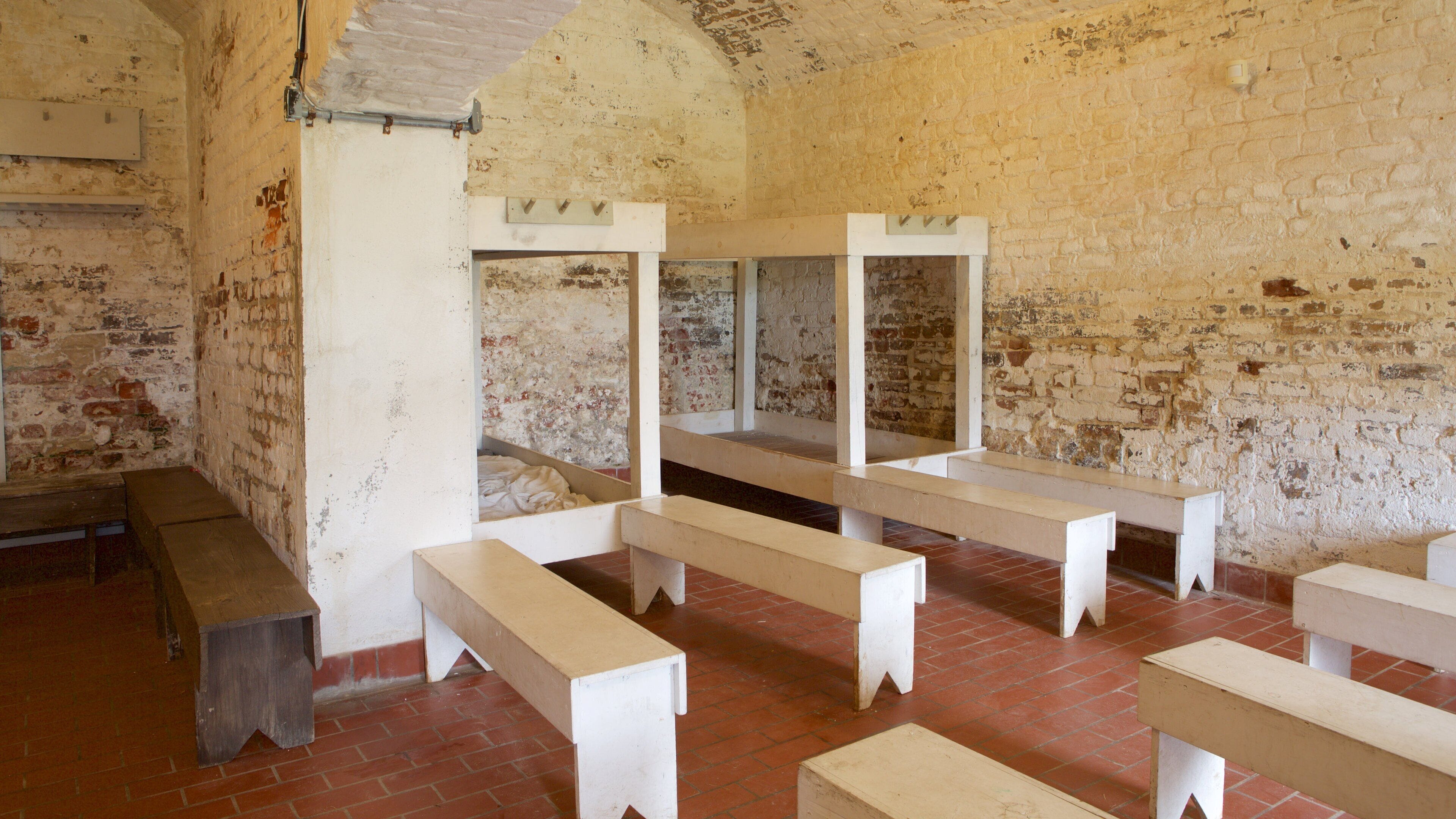 Old Fort Jackson mostrando vista interna e oggetti d\'epoca