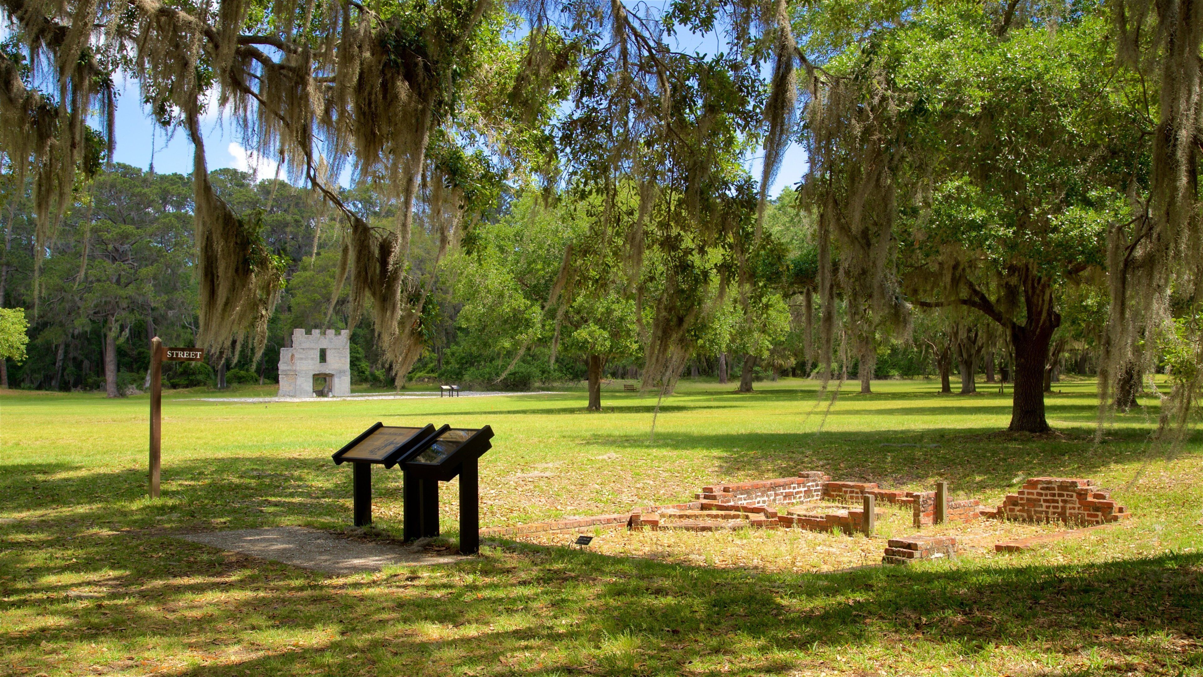 Fort Frederica National Monument mit einem Park, Beschilderung und Geschichtliches