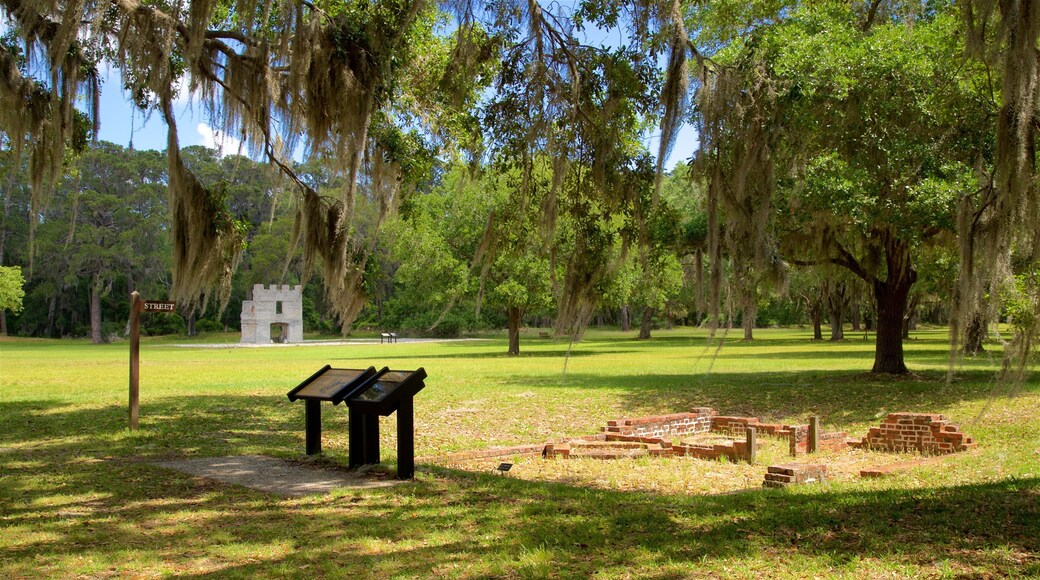 Fort Frederica National Monument mit einem Park, Beschilderung und Geschichtliches