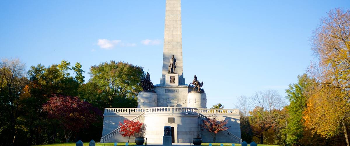 Lincoln\'s Tomb showing a cemetery