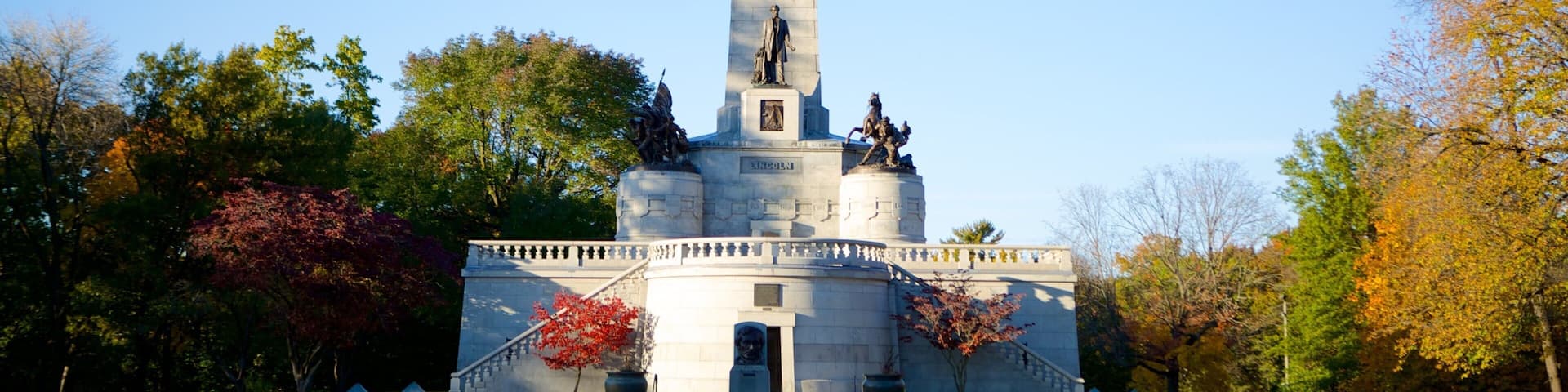 Lincoln\'s Tomb showing a cemetery