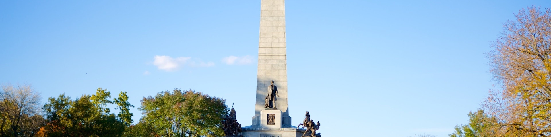 Lincoln\'s Tomb showing a cemetery