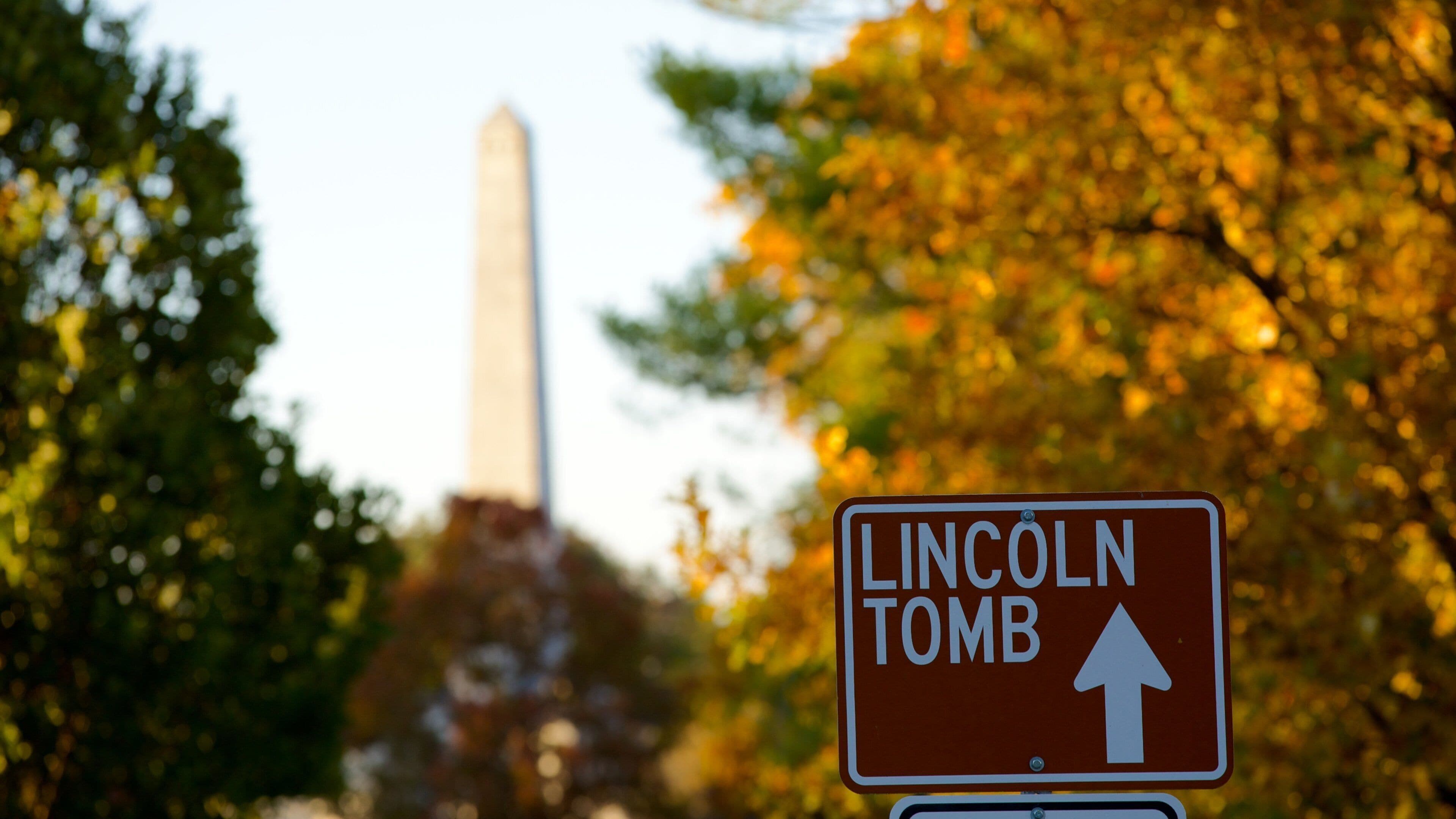 Lincoln\'s Tomb featuring a cemetery and signage