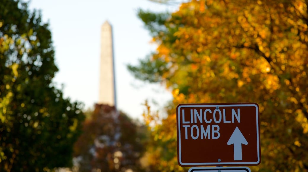 Lincoln\'s Tomb featuring a cemetery and signage
