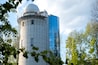 Un bâtiment cylindrique surmonté d’un dôme et doté d’une façade en verre bleu.