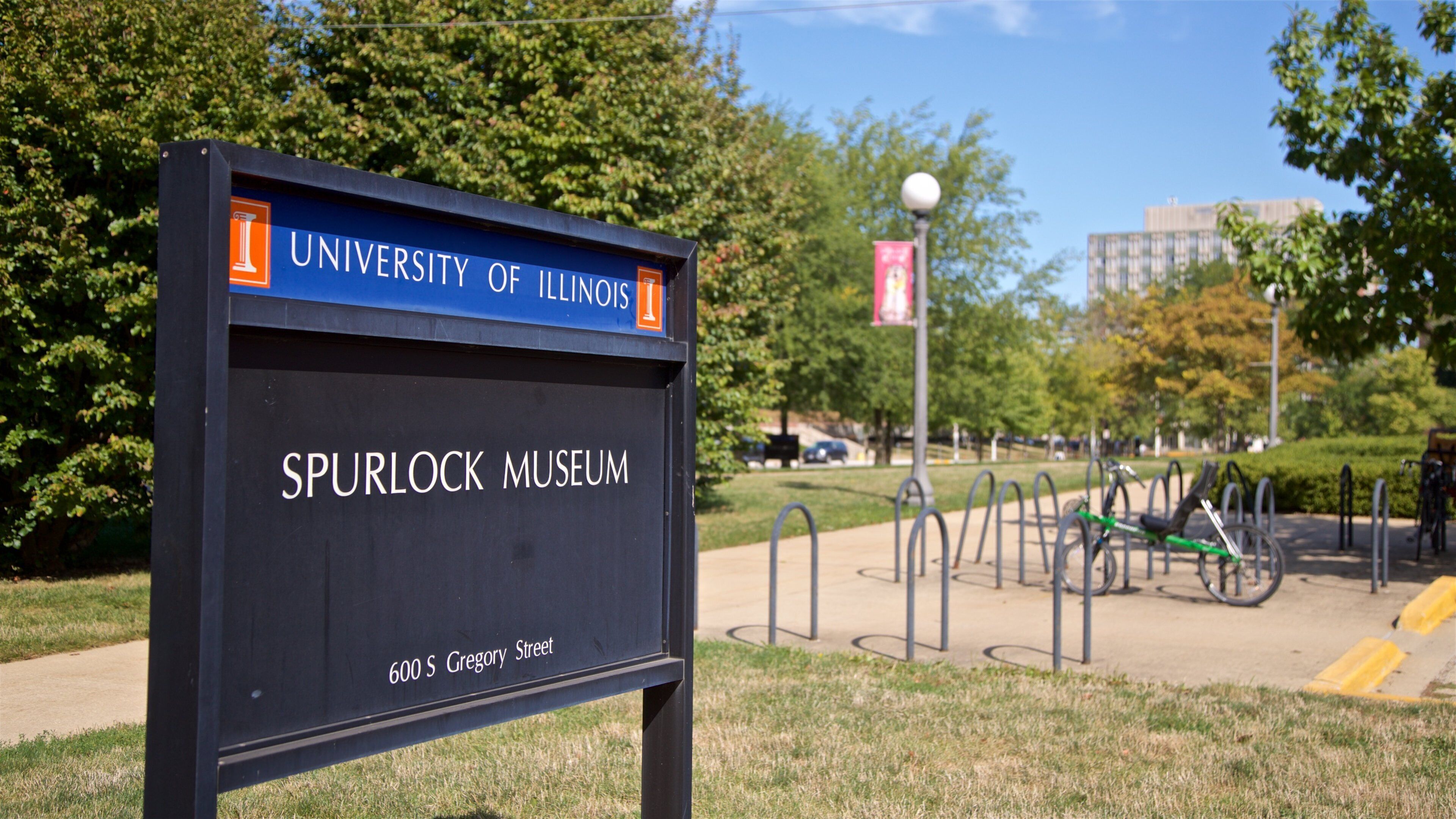 Spurlock Museum fasiliteter samt hage og skilt