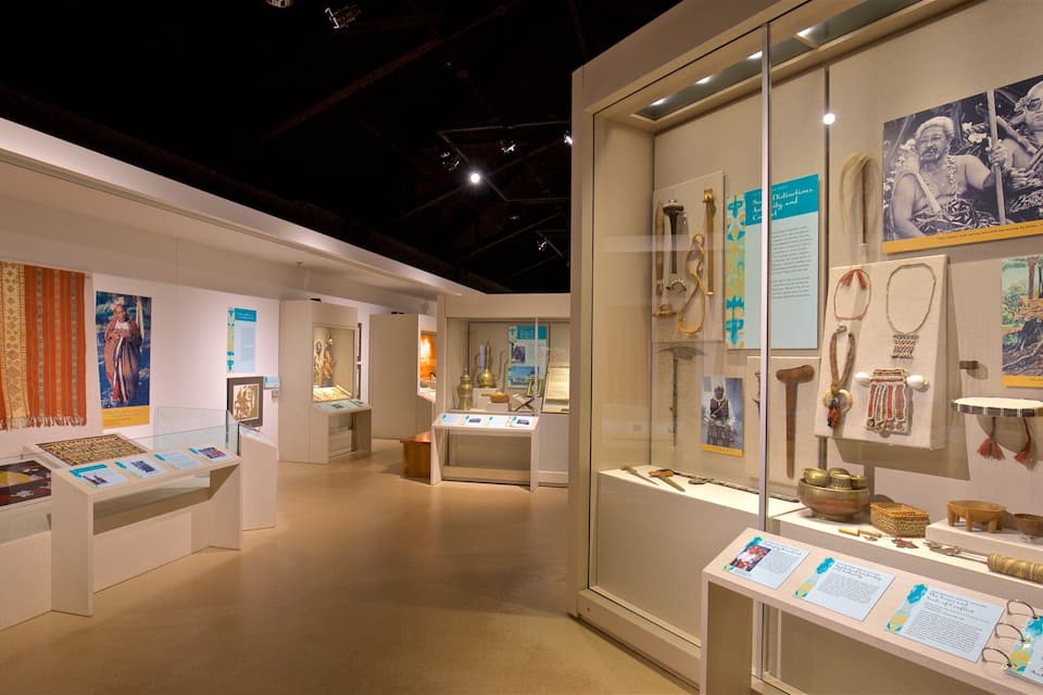 Una exhibición en museo con artefactos y paneles informativos.