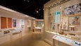 Eine Innenansicht einer Museumsausstellung mit Artefakten und Informationsschildern.