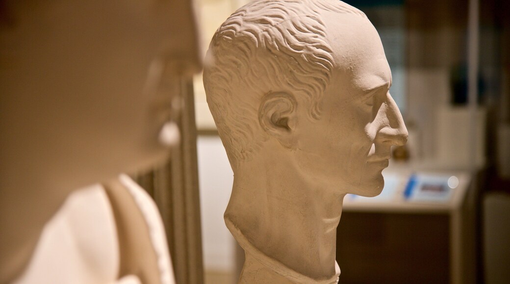 Spurlock Museum que inclui vistas internas, elementos de patrimĂŽnio e uma estĂĄtua ou escultura