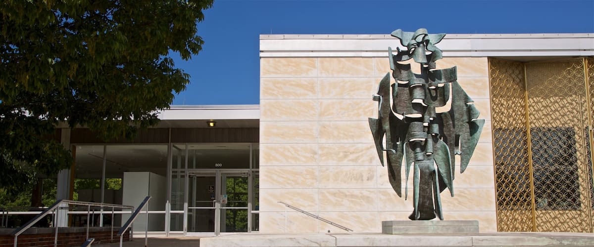 Krannert Art Museum que incluye arte al aire libre