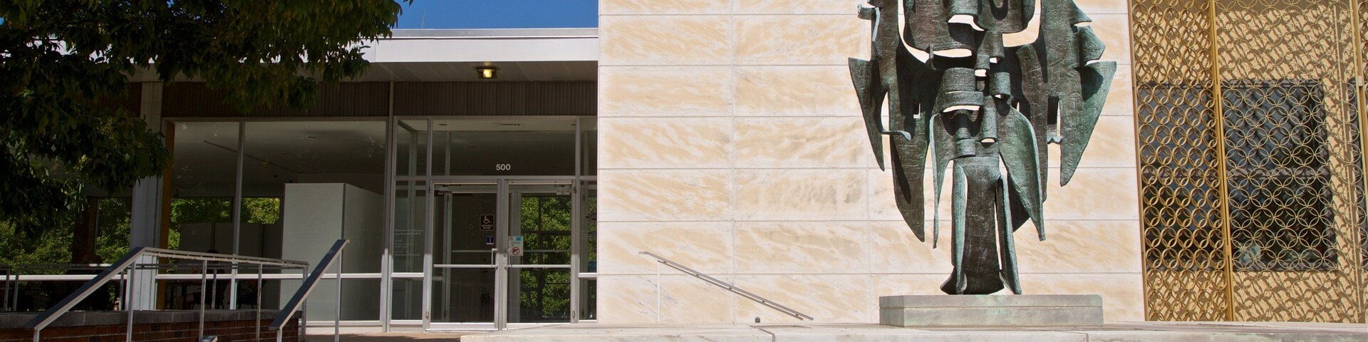 Krannert Art Museum que incluye arte al aire libre