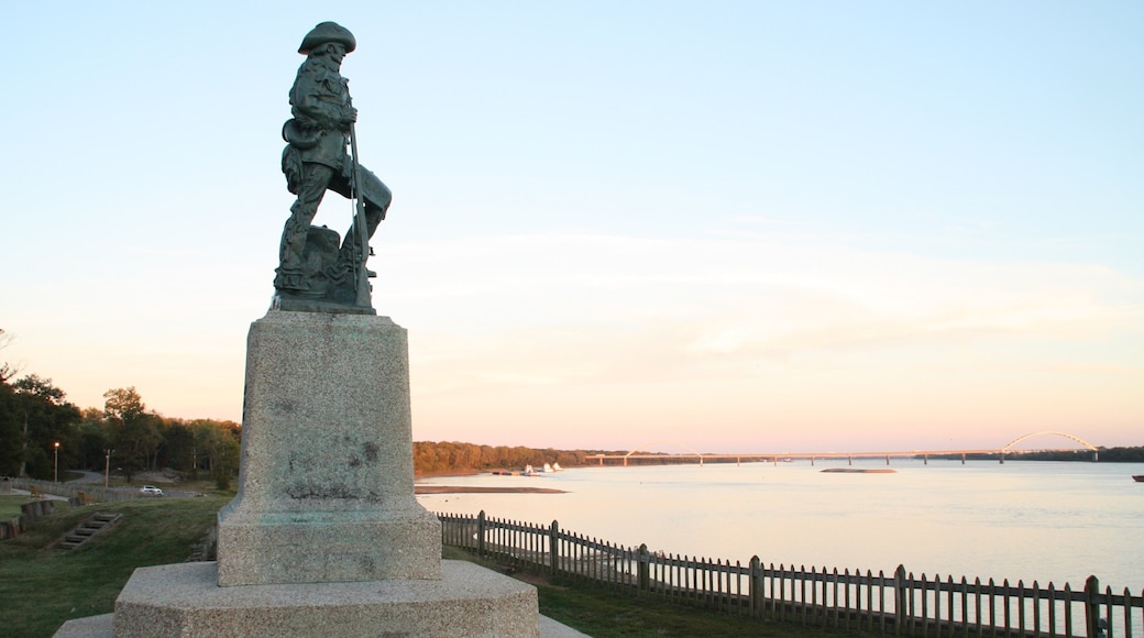 Fort Massac State Park inclusief een standbeeld of beeldhouwwerk, een tuin en een meer of poel