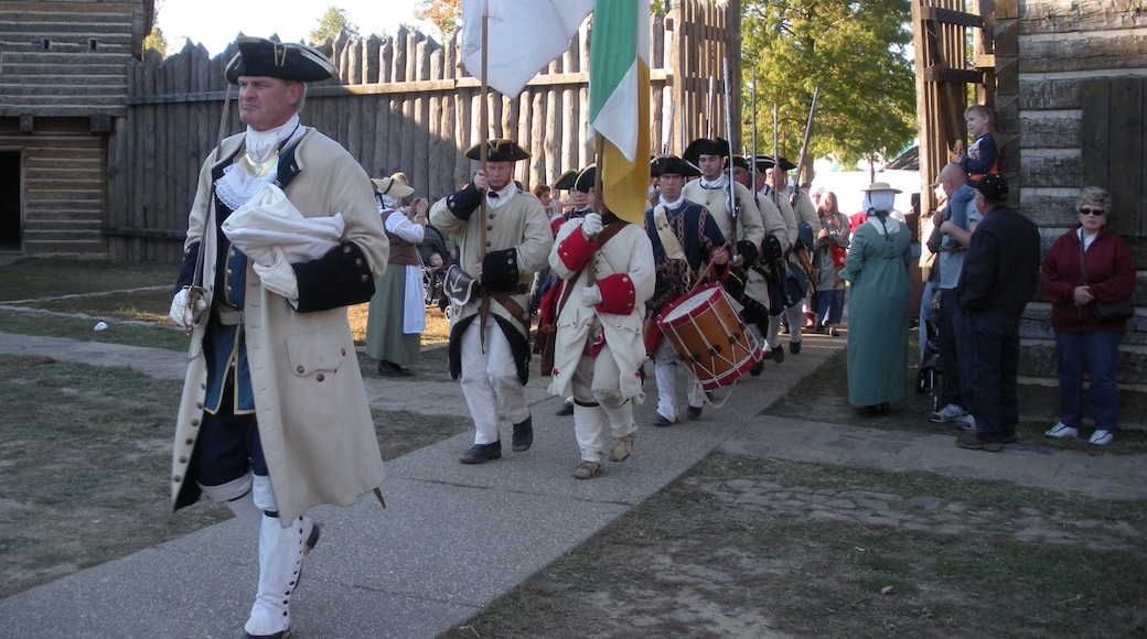 Fort Massac State Park inclusief podiumkunst en ook een klein groepje mensen