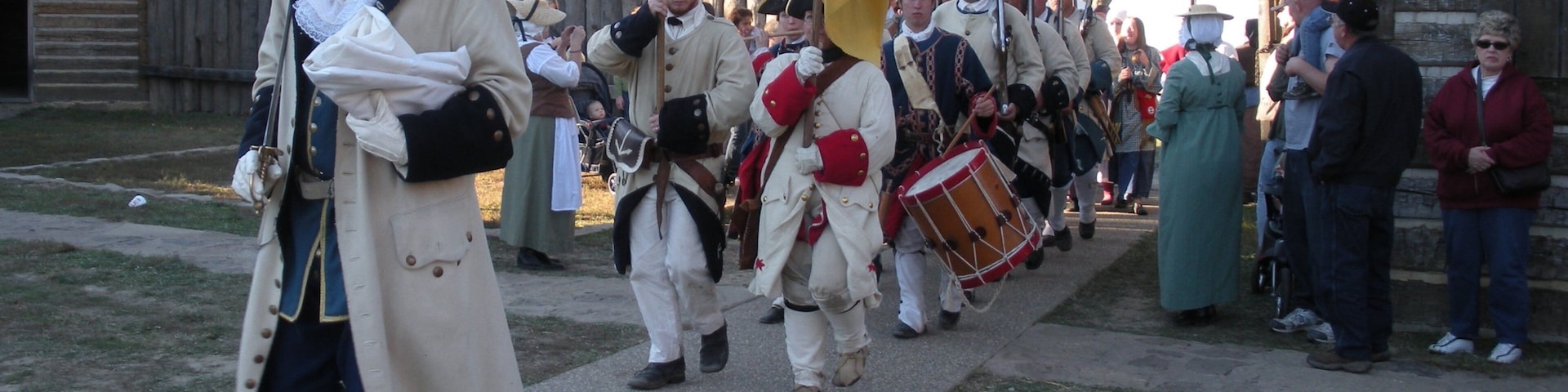 Fort Massac State Park que inclui arte performática assim como um pequeno grupo de pessoas