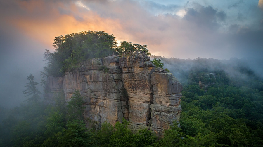 sunrise of chimney top rock