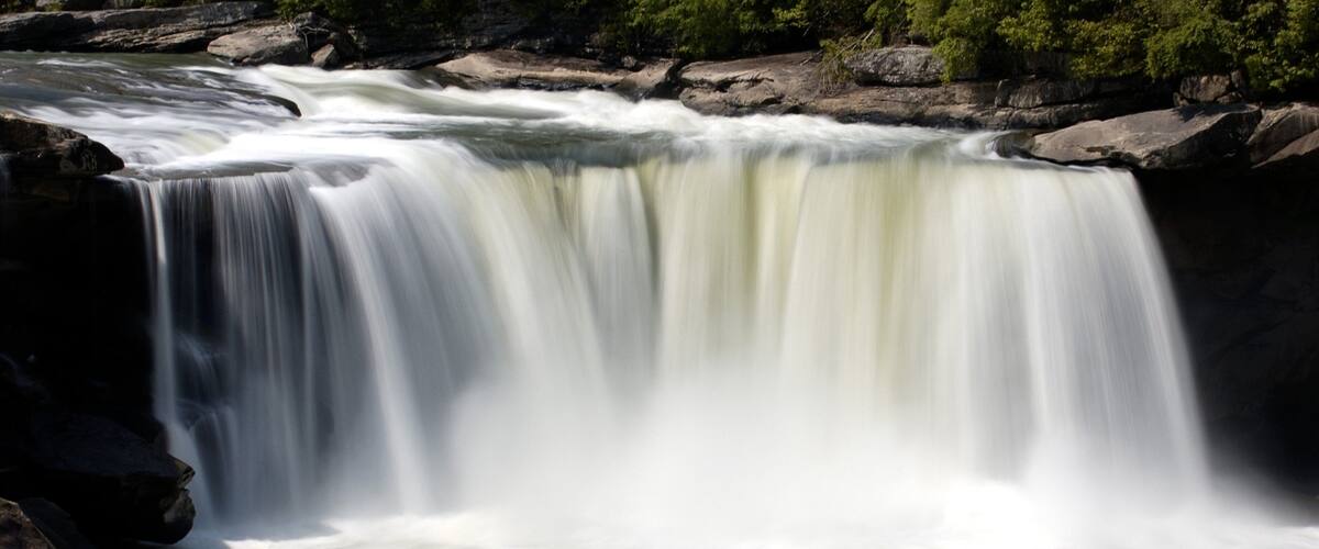 Cumberland Falls som inkluderer fossefall og elv eller bekk