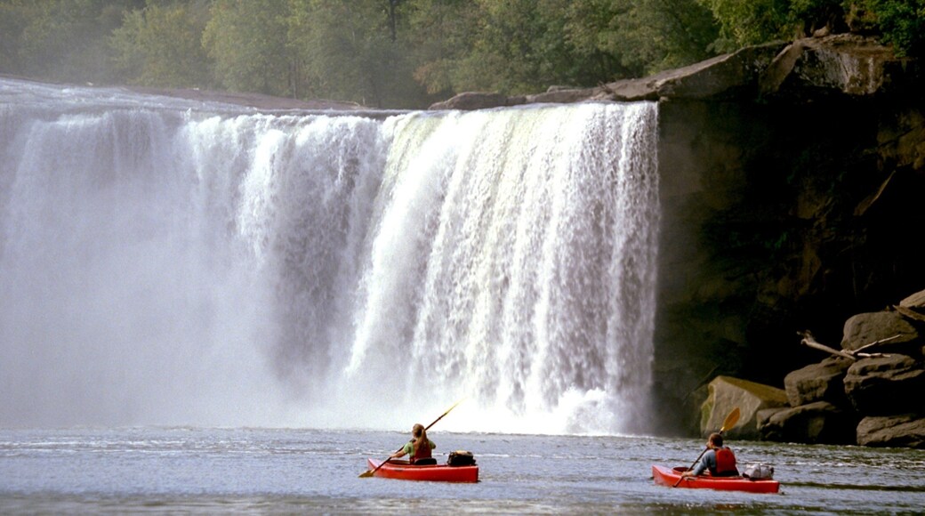 Cascate di Cumberland mostrando cascate, fiume o ruscello e kayak o canoa