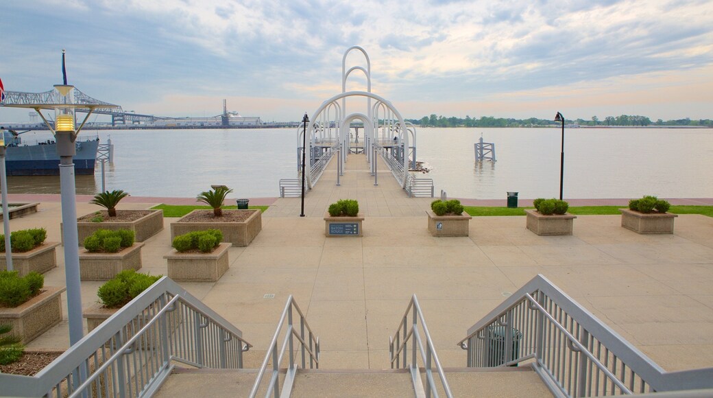 巴吞魯日河中心 设有 河流或小溪