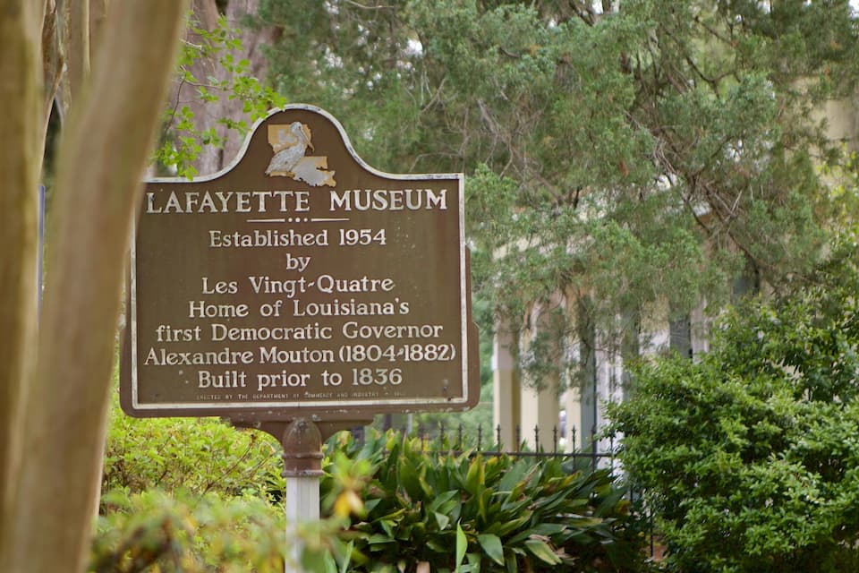 Letrero del Museo Lafayette, fundado en 1954, ubicado en la casa del primer gobernador demócrata de Luisiana, Alexandre Mouton.