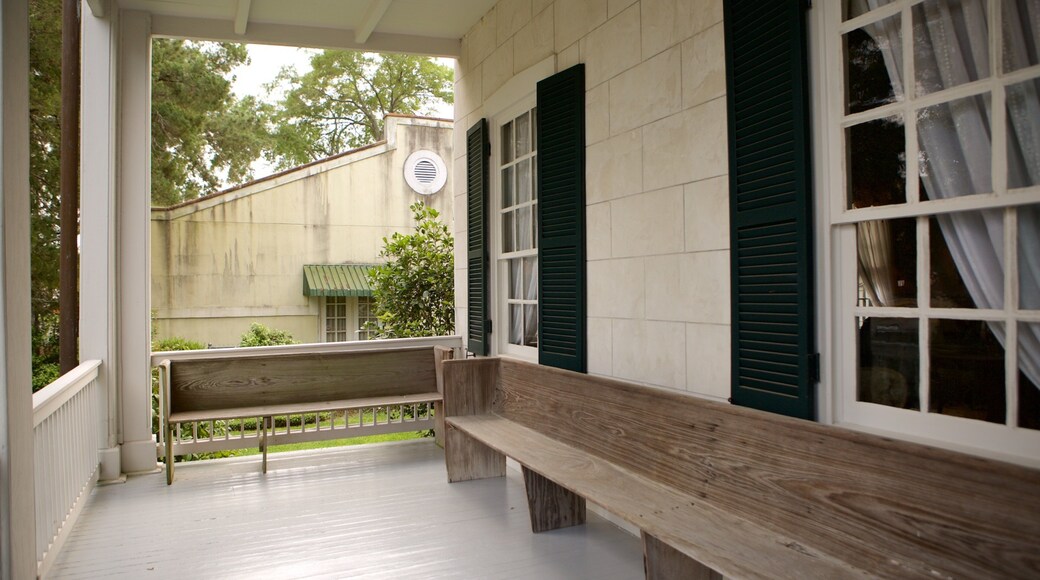 Alexandre Mouton House featuring a house