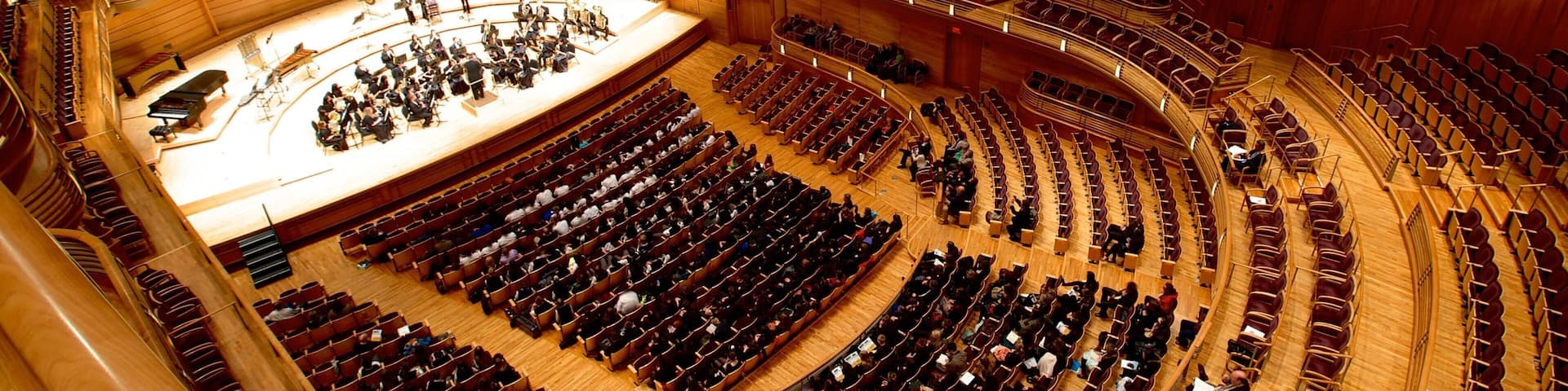 Strathmore Hall mit einem Performance-Kunst und Innenansichten sowie große Menschengruppe