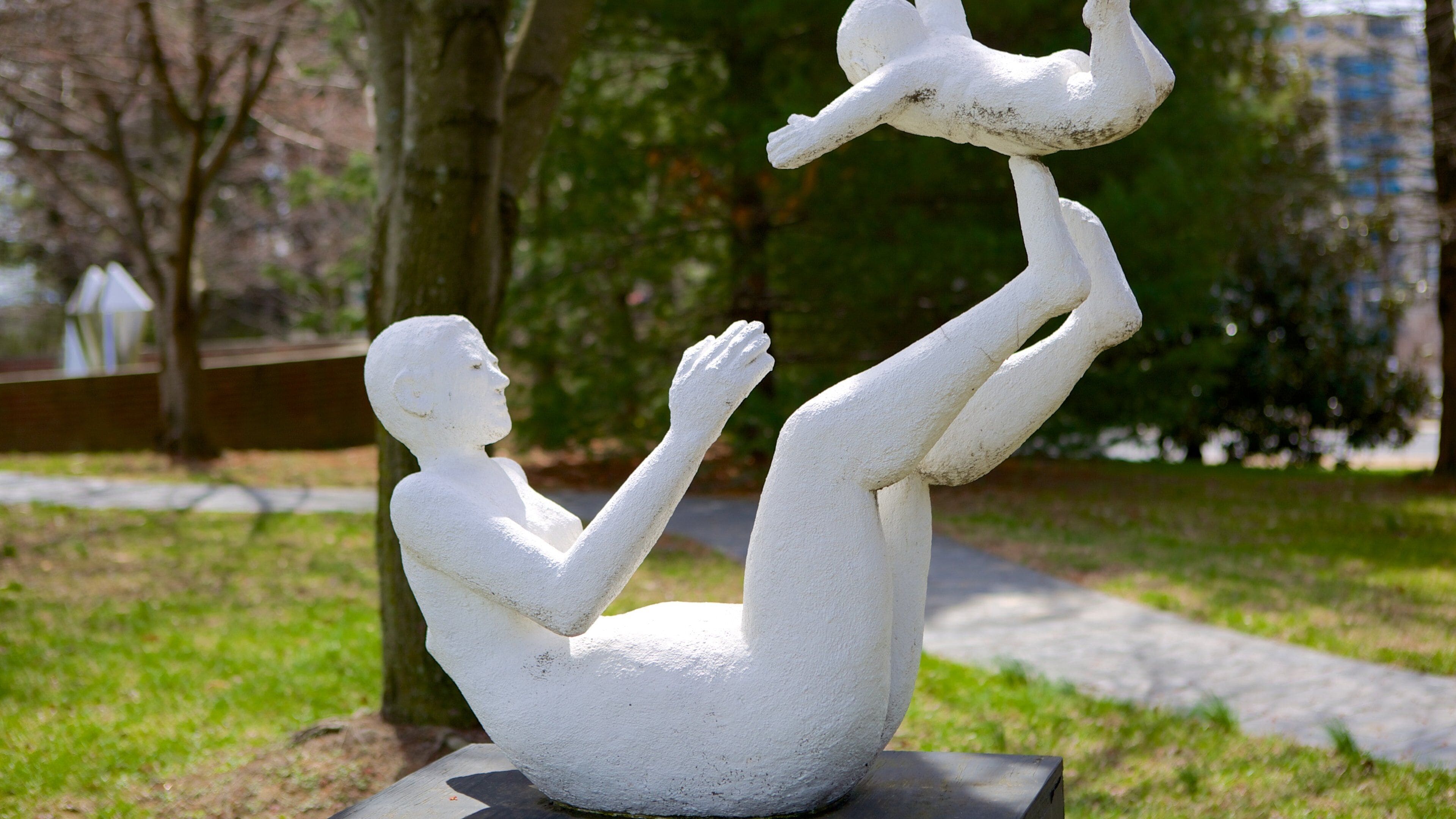 Strathmore Hall có tính năng pho tượng và nghệ thuật đường phố