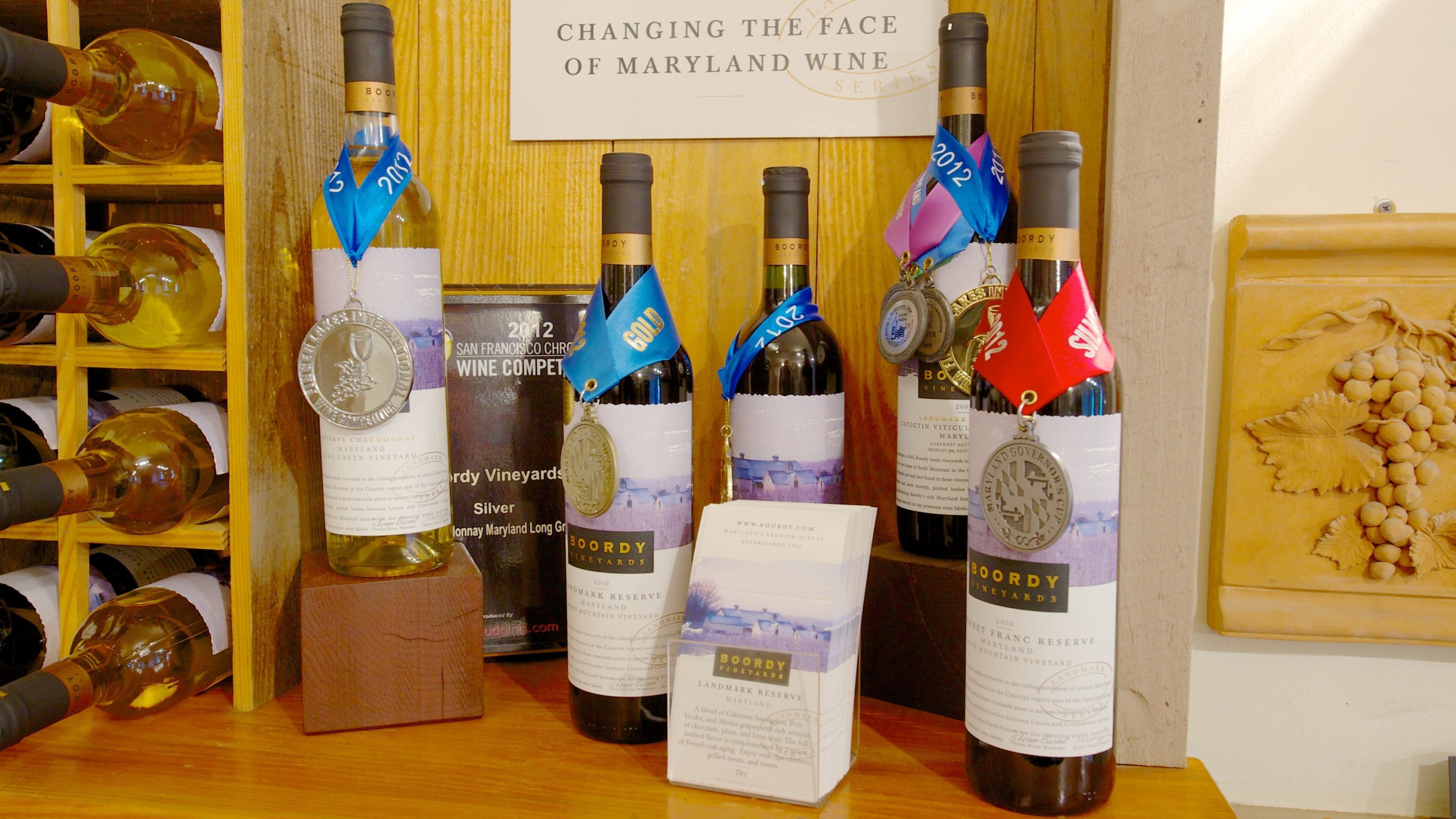 Boordy Vineyards ofreciendo vistas de interior y bebidas