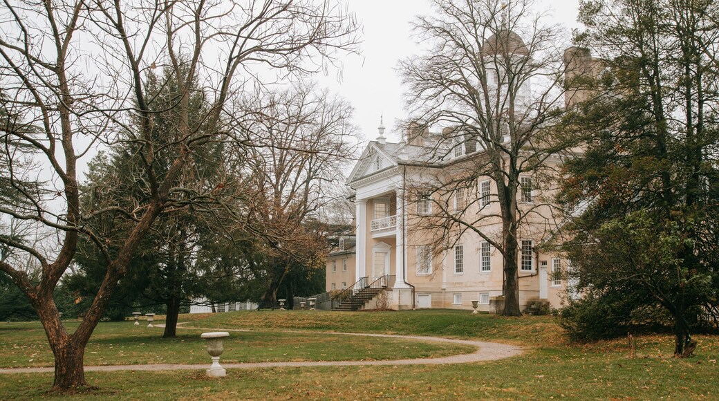 Hampton National Historic Site showing a garden, fall colors and heritage architecture
