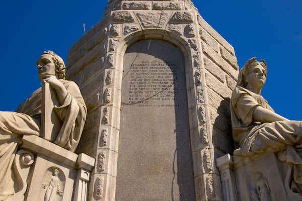 National Monument to the Forefathers ofreciendo un monumento y una estatua o escultura