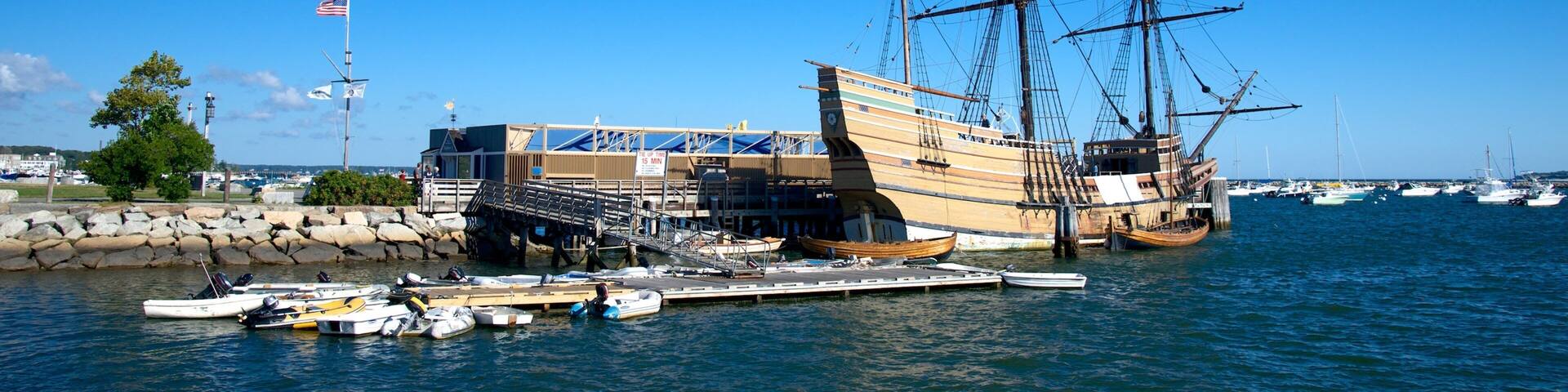 Mayflower II welches beinhaltet Bucht oder Hafen und allgemeine Küstenansicht