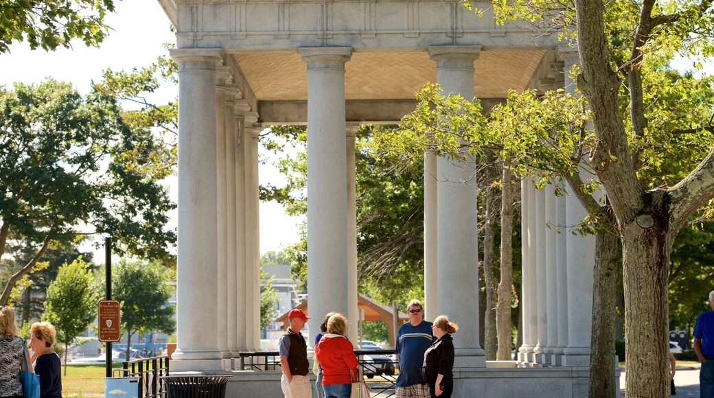 Plymouth Rock som inkluderer hage i tillegg til en liten gruppe med mennesker