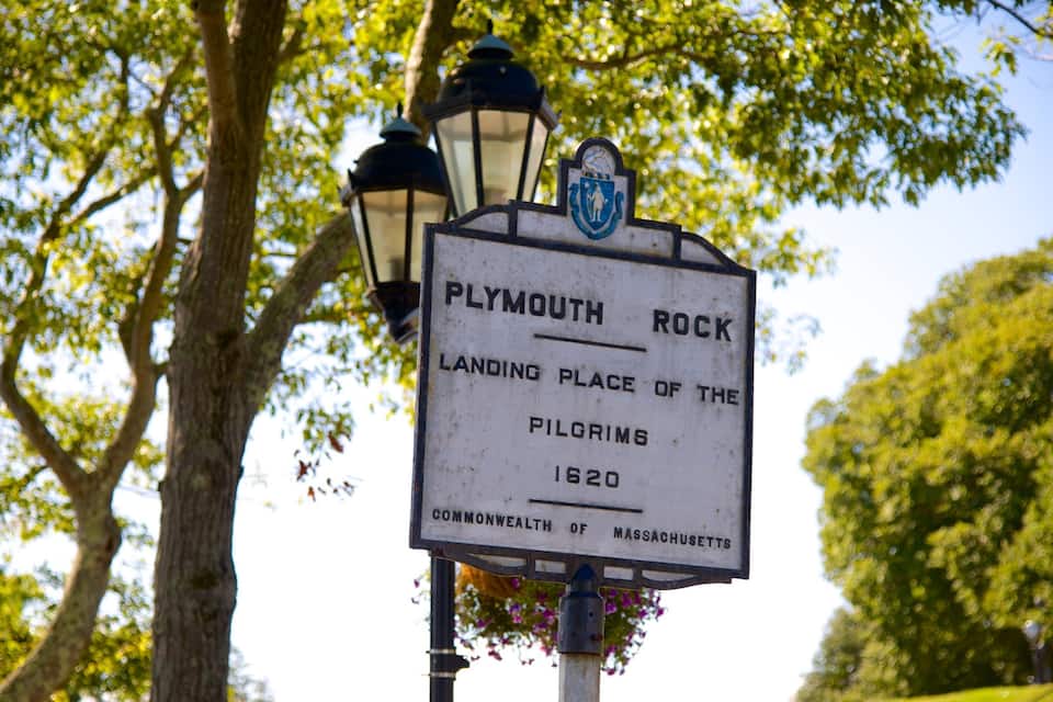 Historiek bordje voor Plymouth Rock, een aankomstplaats van de Pilgrimenzetelaars in 1620, gelegen in de Commonwealth van Massachusetts.