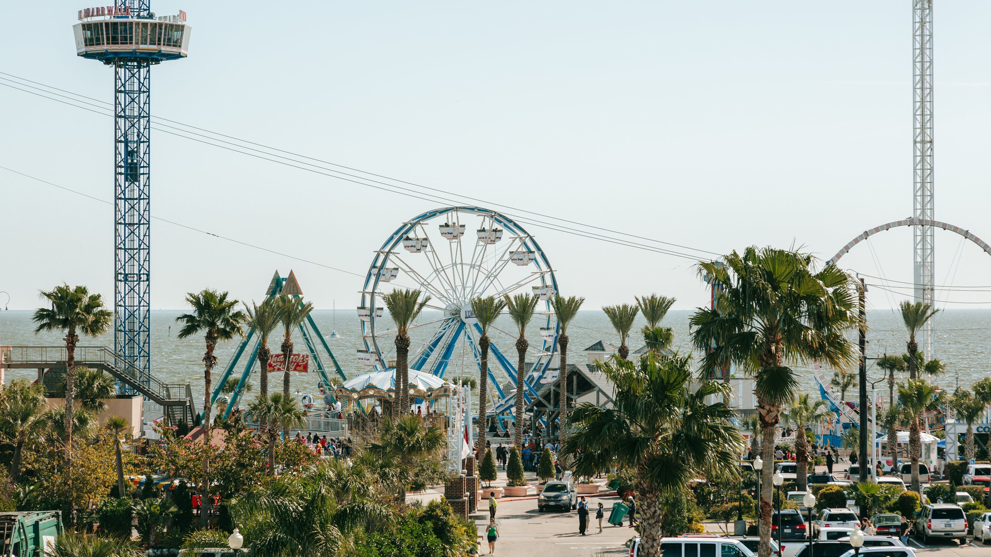 Kemah Boardwalk showing landscape views